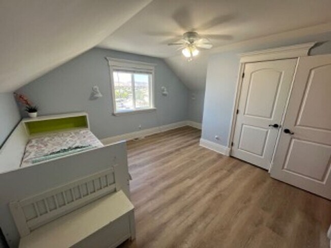 Building Photo - Very Spacious 6 bedroom home with amazing ...