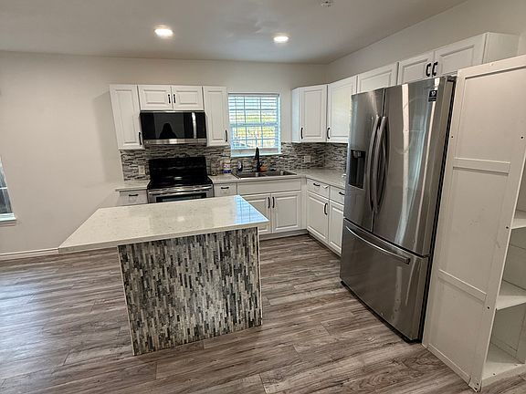 Building Photo - Fully remodeled