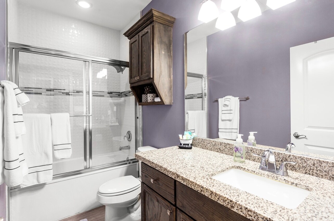 Hallway Full Bathroom - 2616 Larkspur Ave
