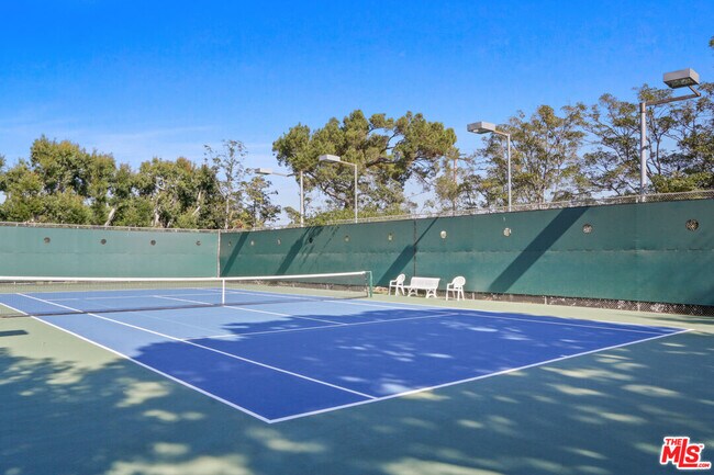 Building Photo - 2160 Century Pk E