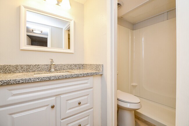 Building Photo - 2822 Briarhurst Dr