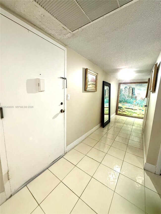 Building Photo - 10000 W Bay Harbor Dr