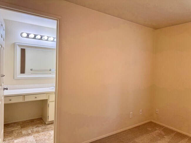 Building Photo - Silverdale - Chico Way neighborhood 3 bedroom duplex now available