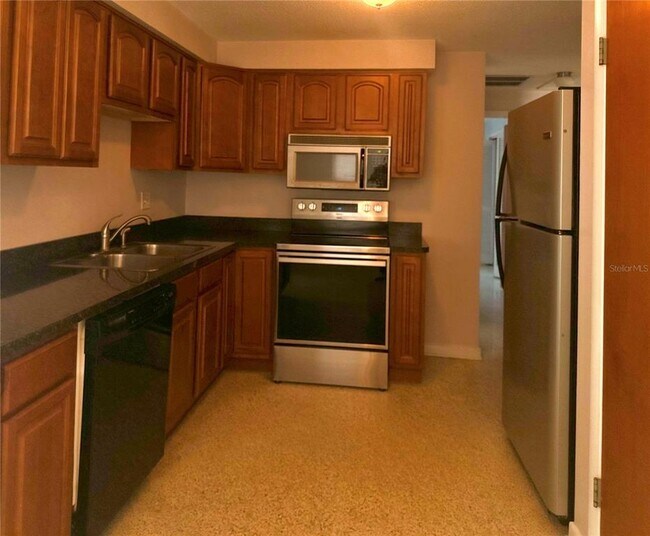 Building Photo - 2054 Broadway Ave