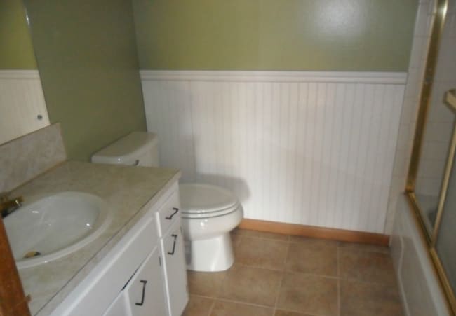 Building Photo - Spacious 4-Bed Tri-Level with 4-Car Garage — Walk to Elementary, Middle & High School