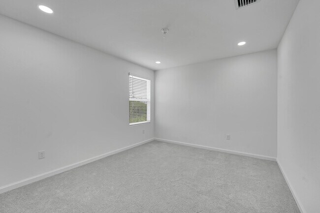 Building Photo - 662 Carlyle Wy