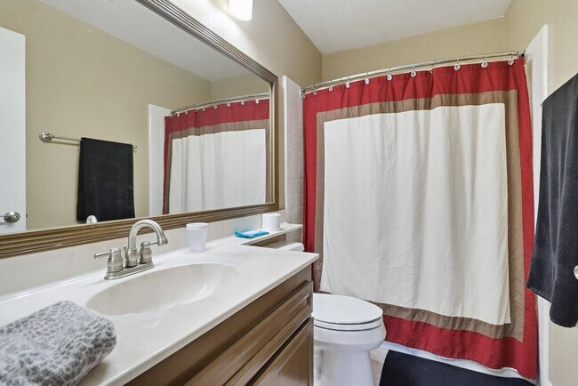 Building Photo - Welcome to this beautiful 1,042 sq. ft. condo offering modern comfort in a prime location!