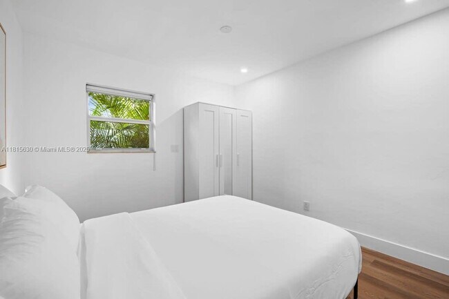 Building Photo - 817 Tequesta St