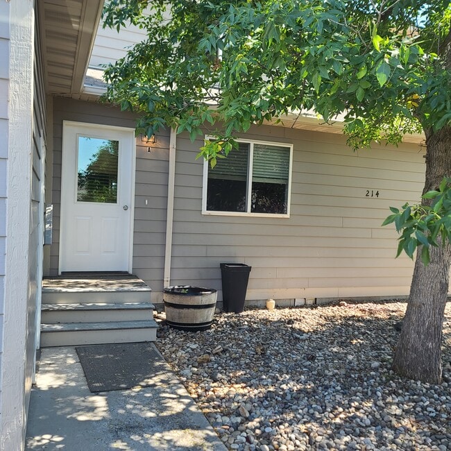 Building Photo - 214 Quinella St