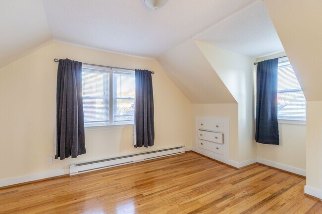 Building Photo - Charming 3-Bedroom Home with Solar Panels ...