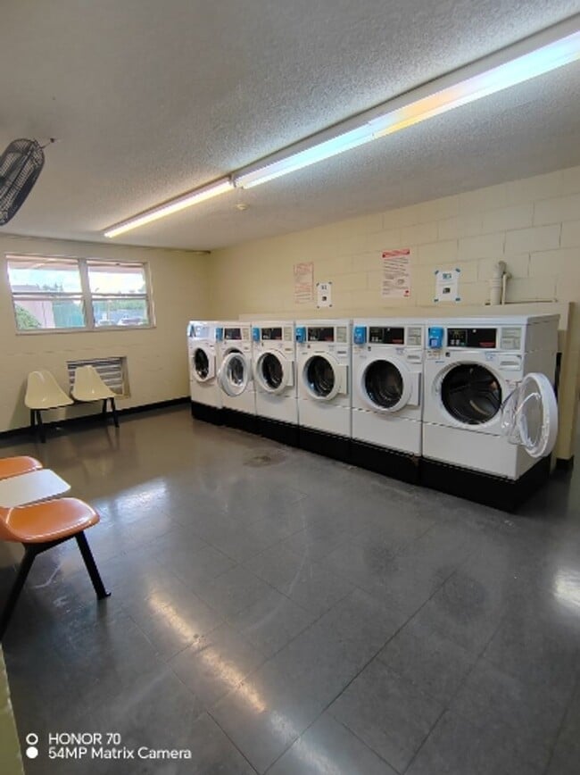 Building Photo - Welcome to Tampa Racquet Club – Where Comfort Meets Convenience!