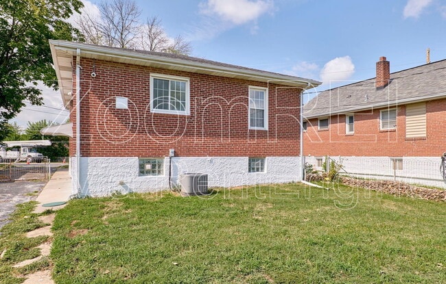 Building Photo - 325 Sigsbee Ave