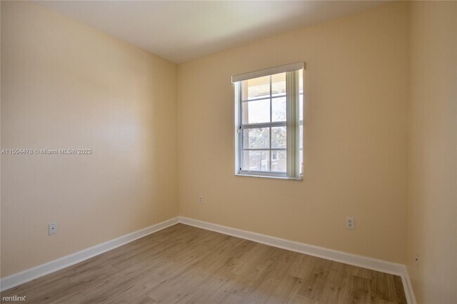 Building Photo - 3 br, 2 bath House - 1555 NE 33rd Rd # 113...