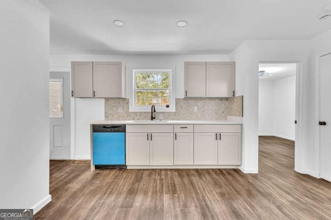 Building Photo - 388 Sargent Dr SE