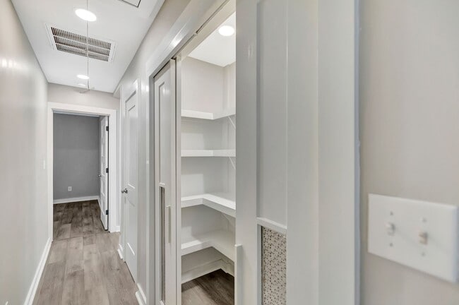 Building Photo - Completely Renovated Gem in Park Circle