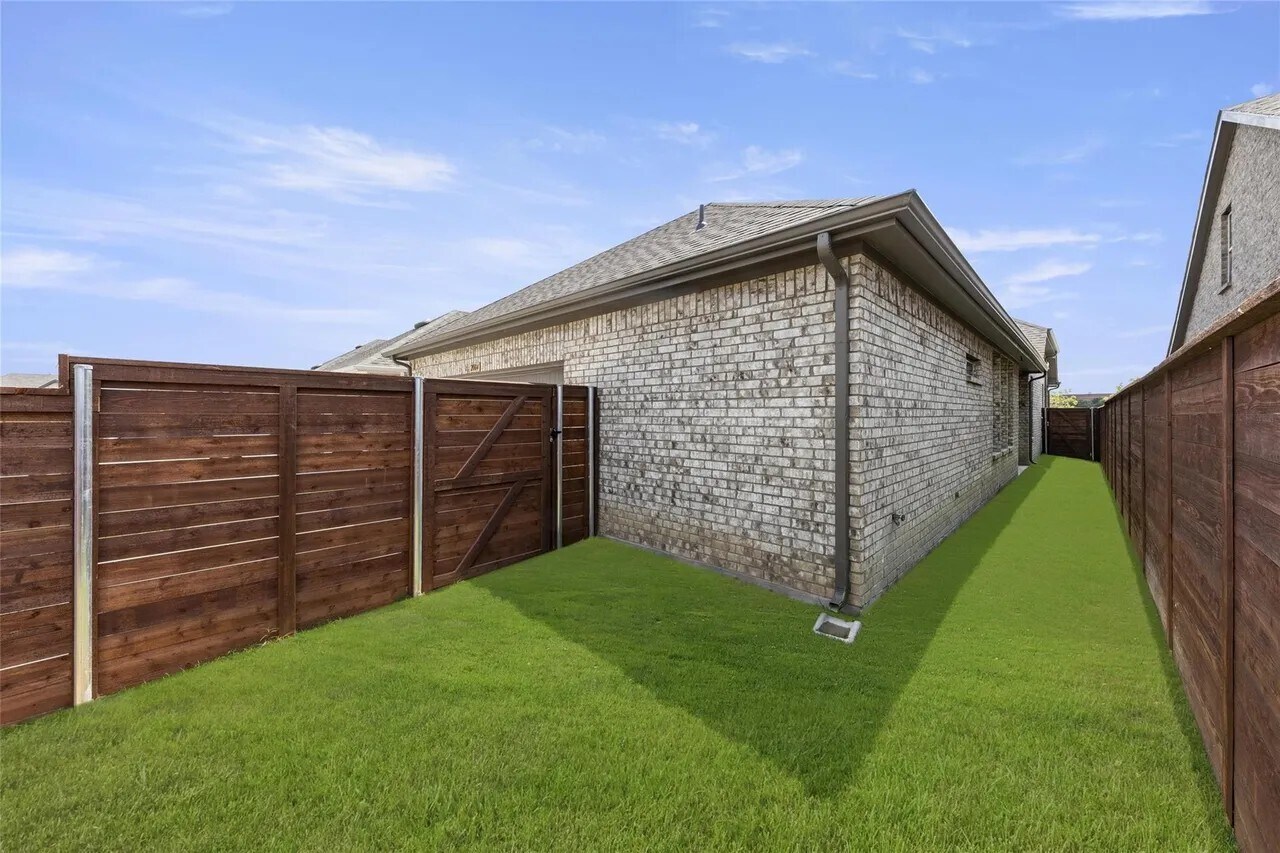 Side Yard (on each side) - 2004 Poppy Way