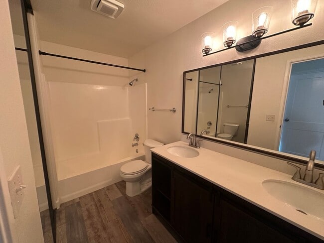Building Photo - Modern Reno apartment 2 bedroom 1 bath! Co...