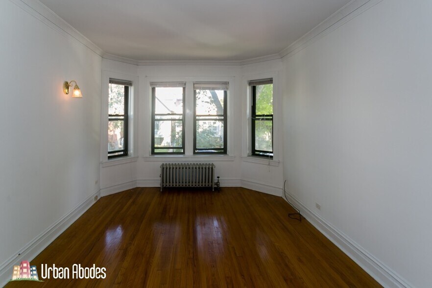 Building Photo - 1913 W Larchmont Ave