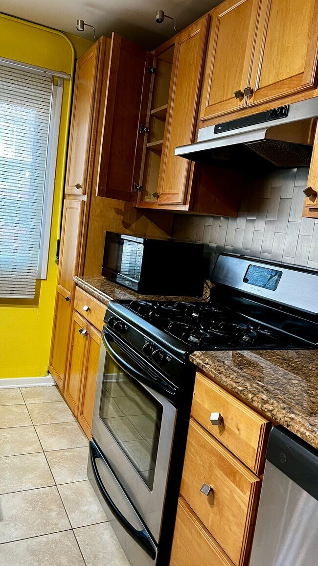 Building Photo - 1222 Brown St