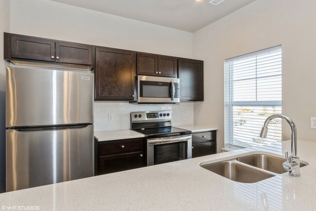 Building Photo - Big Ben Townhomes - 3 Bedroom/2.5 Bathroom