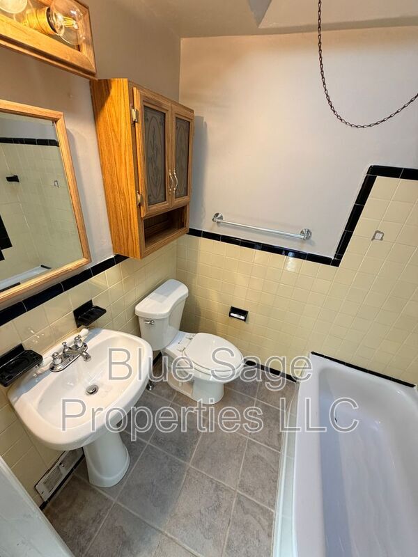 Building Photo - 902 Maple Ave