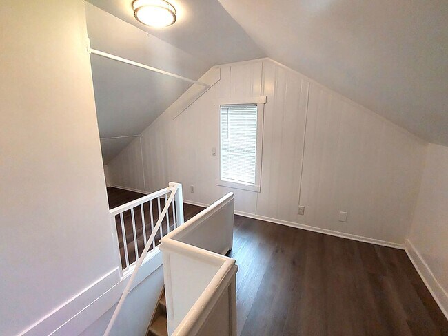 Building Photo - Spacious 4BD/3BA with Fenced Yard & Front Porch in North Seattle!