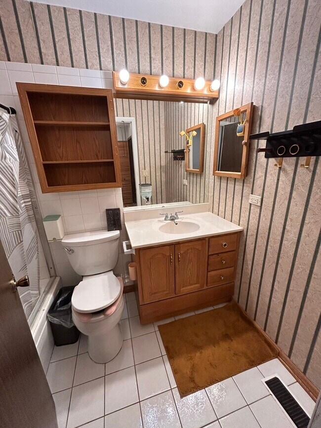 Building Photo - 2S717 Winchester Cir N