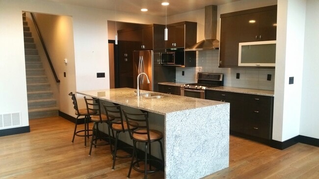 Building Photo - Gorgeous modern 5 bedroom - Minutes from MSU!