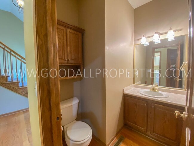 Building Photo - Executive Home - 4 Bedroom, 3.5 Bathroom in Country Club Neighborhood with Finished Basement