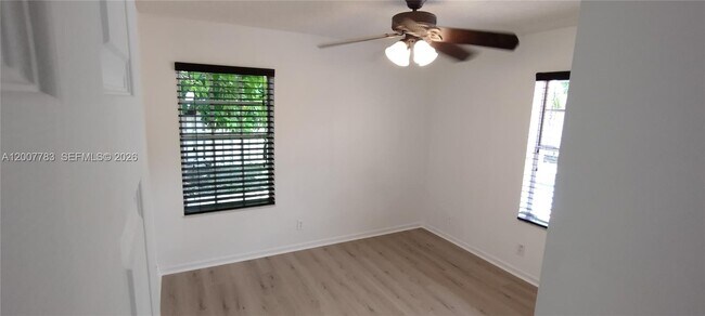 Building Photo - 659 Verona Pl