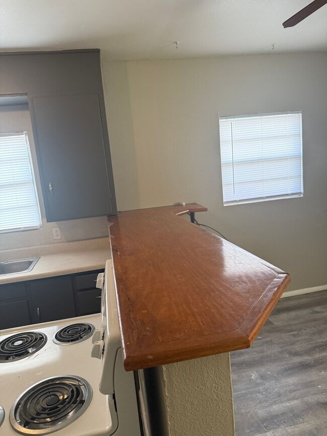 Building Photo - Super Cute & Clean!