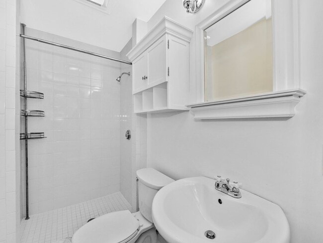 Building Photo - 253 River St