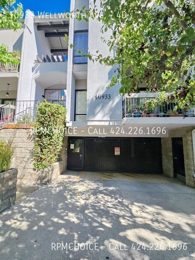 Building Photo - 10933 Wellworth Ave