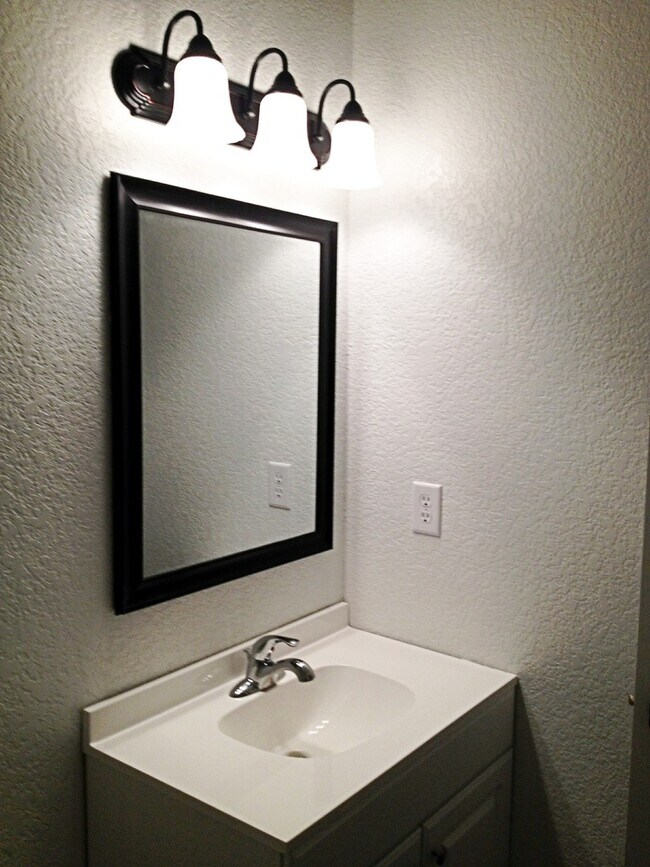 Building Photo - 1080 W Oak St