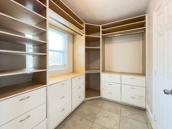 Building Photo - 1230 NE 2nd Ave