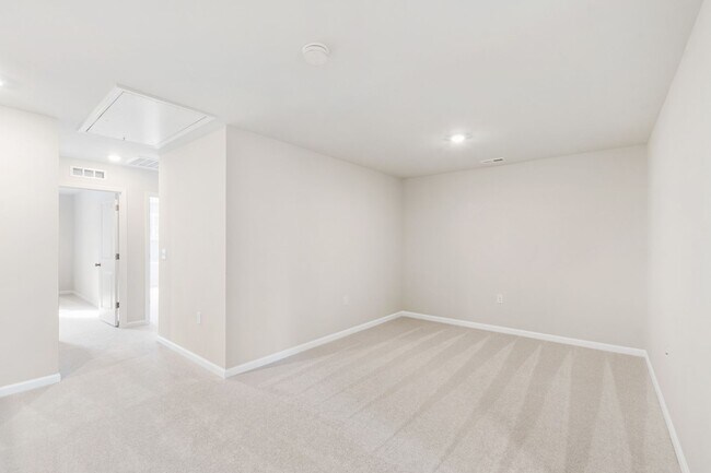 Building Photo - Move-In Ready 4-Bedroom Townhome in Rosedale!