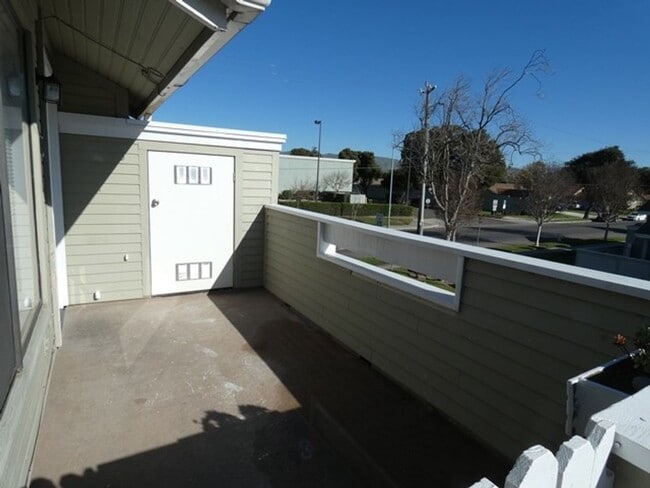 Building Photo - Lovely remodeled River Ranch condo