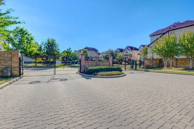 Building Photo - 10014 Spring Shadows Park Cir