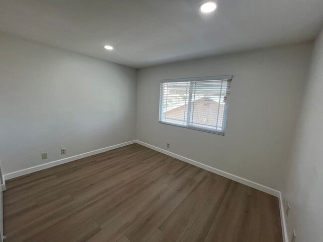 Building Photo - Great Large House ready for you to Make it a Home