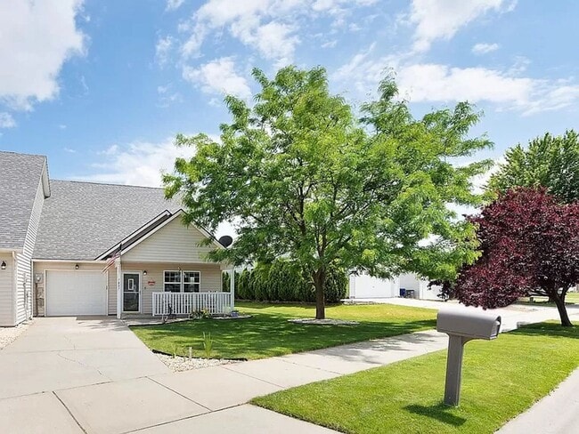 Building Photo - Beautiful 3 Bed, 2 Bath Home w/ Office in ...