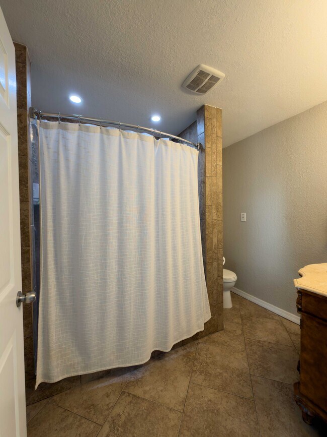 Building Photo - 650 S Park Ave