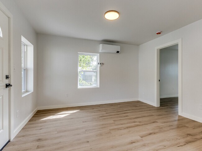 Building Photo - 1-Bedroom Apartment for Rent Near Midtown