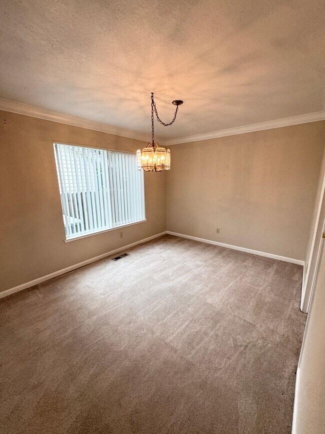 Building Photo - THREE BEDROOM TWO BATH  HOME in the Pocket...