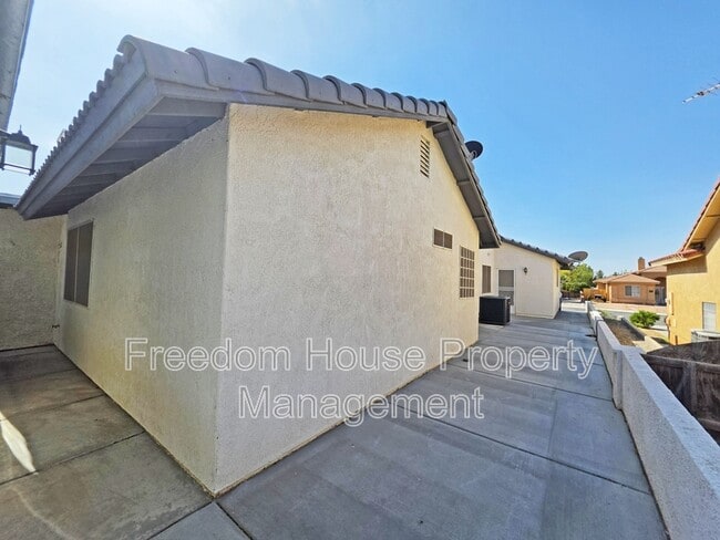 Building Photo - 3630 E Vineyard Dr N