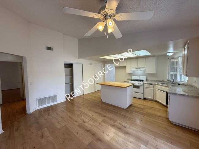 Building Photo - 37516 Lilacview Ave