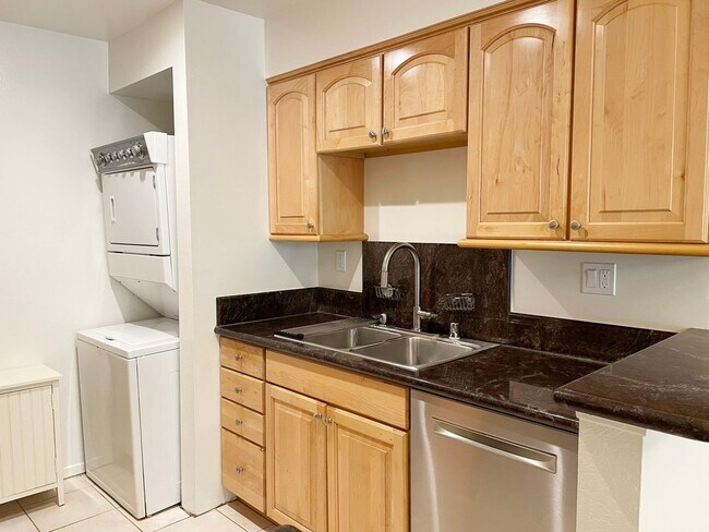 Building Photo - 2 Bed, 2 Bath Condo on the Esplanade with ...