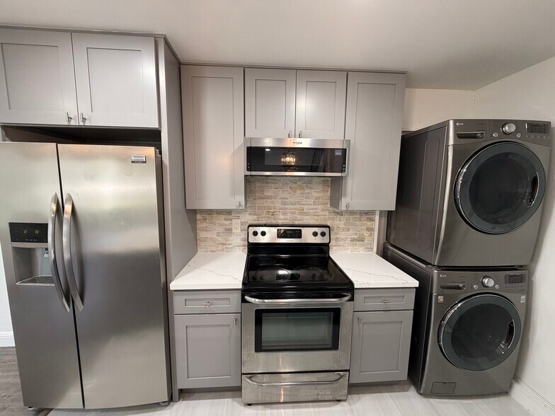 Building Photo - 5532 Spinnaker Dr