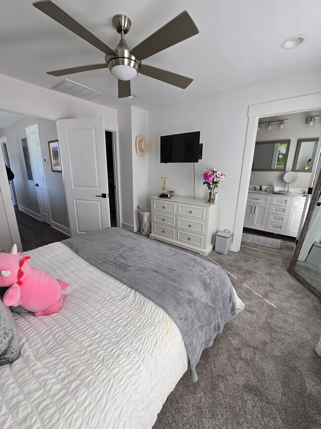 Building Photo - 22M