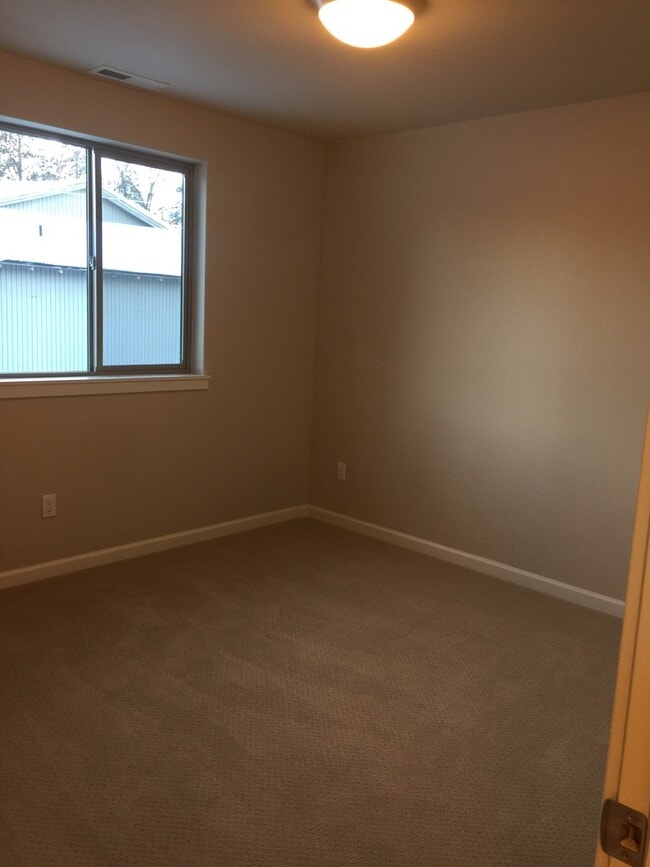 Building Photo - SE Bend, LIKE NEW Townhouse, 3 Bedrooms, 2 1/2 Baths, Garage, Gas Heat, Patio