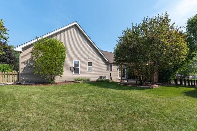 Building Photo - 1065 Red Clover Dr